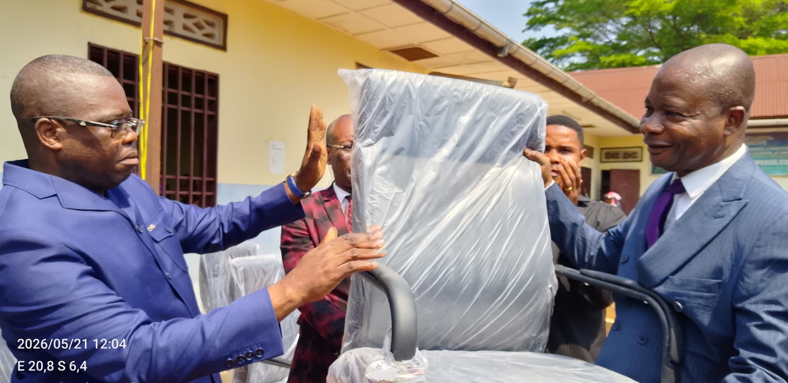 RDC : le gouverneur du Kasaï équipe le centre de scannage des examens d’État à Tshikapa en ...