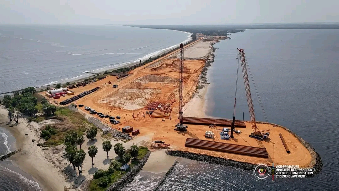 Port de Banana : Bemba évalue les travaux du port en eau profonde