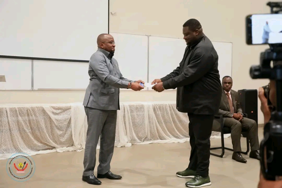 RDC : Jacquemain Shabani remet les brevets au Bureau de l’Assemblée provinciale du Kasaï-O ...