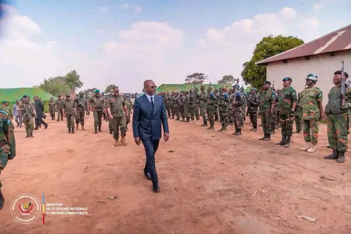 RDC : Guy Kabombo inspecte les positions militaires à Lubumbashi et Kasumbalesa