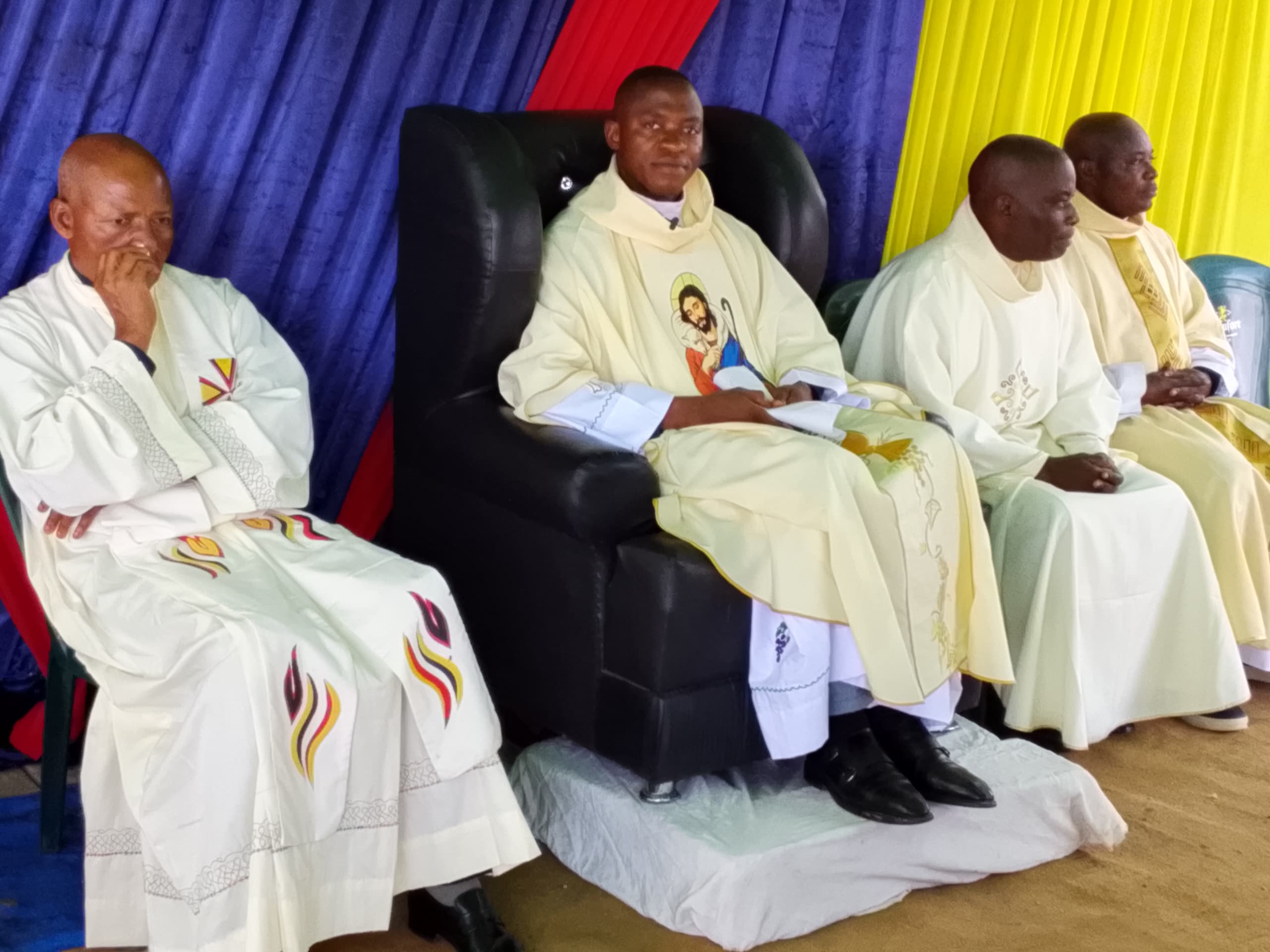 Diocèse de Luebo : de l’appel de Dieu à l’autel, l’Abbé Roger Tshisungu célèbre ses prémic ...