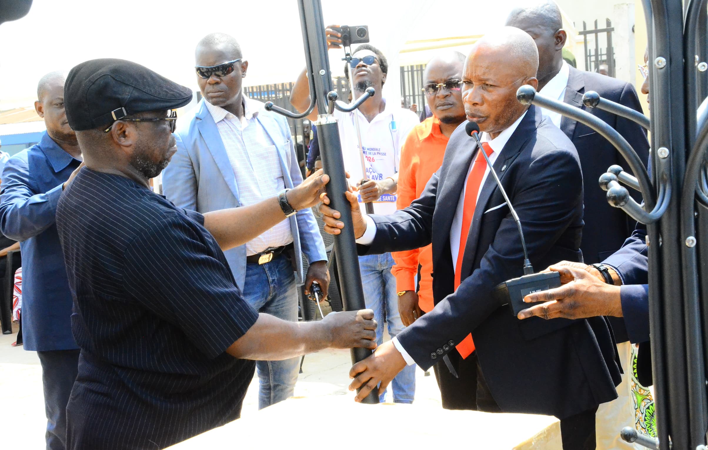 RDC : le Gouverneur Crispin Mukendi réceptionne des matériels et équipements du projet ENC ...