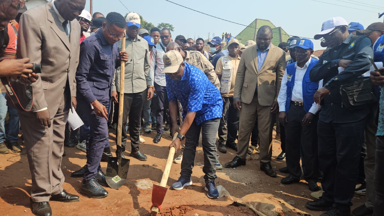 RDC : lancement à Tshikapa des travaux d’assainissement routier par le Gouverneur Crispin ...