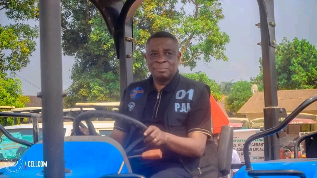 Kwilu : le gouverneur Philippe Akamituna Ndolo remet des tracteurs et des équipements dans ...