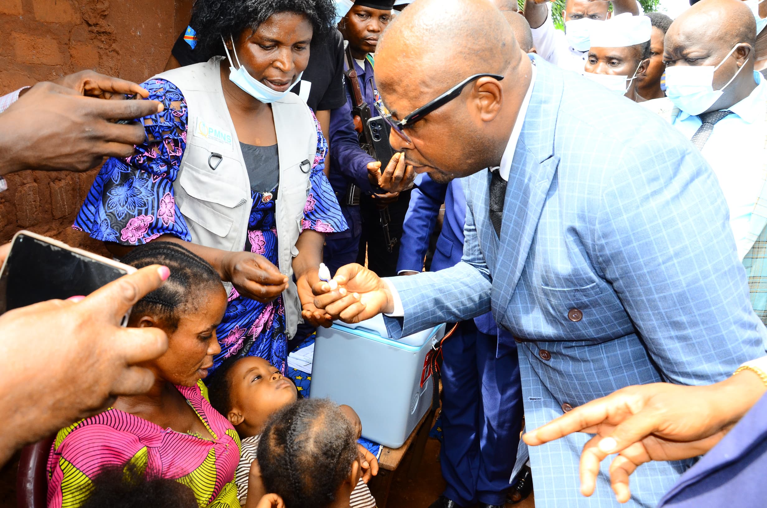 RDC : le gouverneur intérimaire du Kasaï Peter Tshisuaka lance la campagne anti-polio visa ...