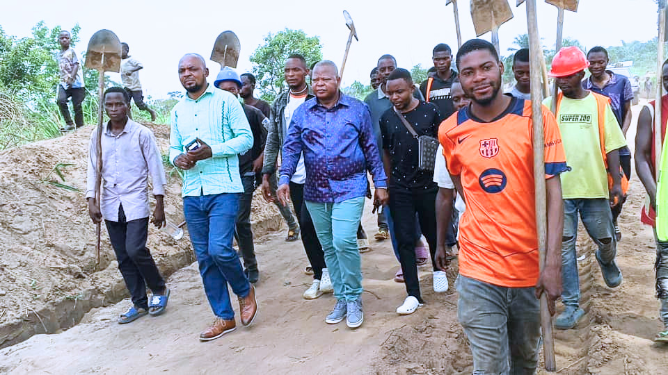 RDC : le député Simon Mulamba supervise des travaux de routes de desserte agricole financé ...