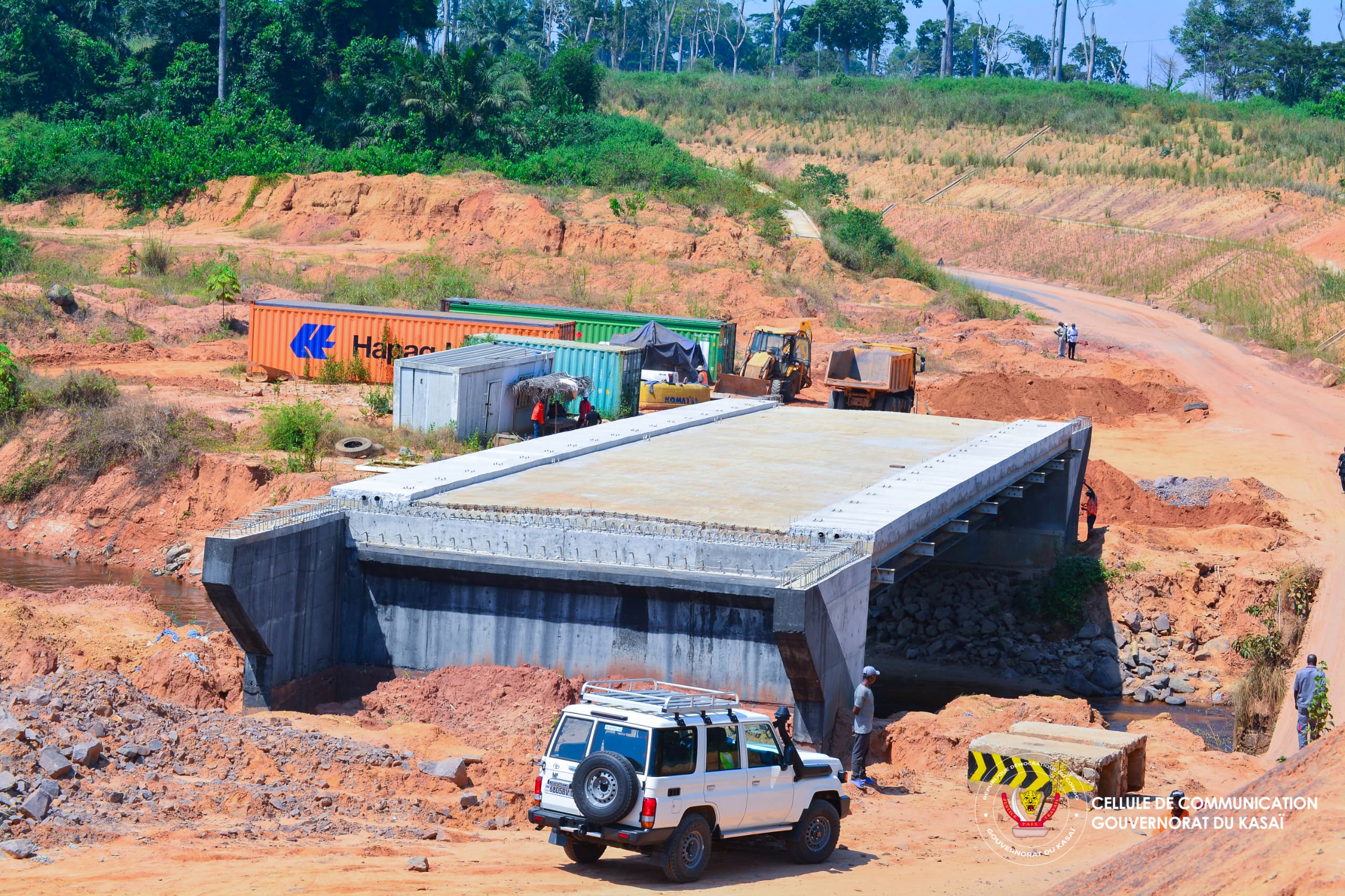 RDC : le pont Kaluebo achevé à 95 %, le Gouverneur Crispin Mukendi ccompagne une mission d ...